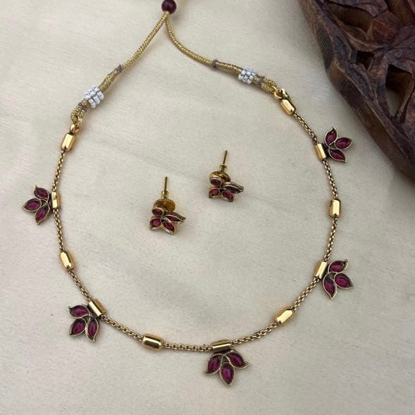Simple ruby choker set