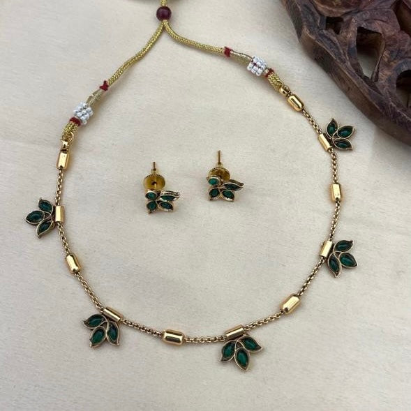 Simple emerald choker set
