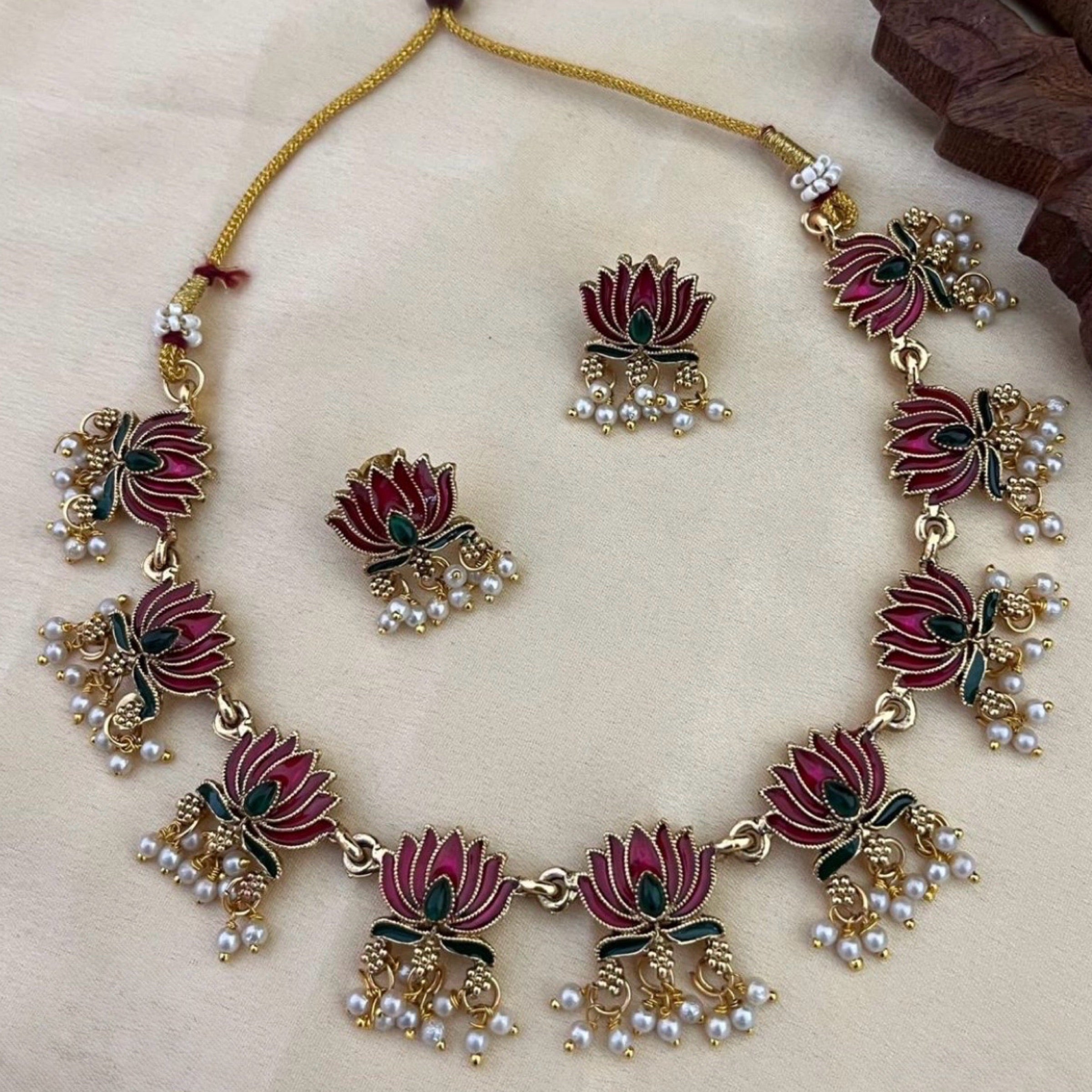 Lotus choker